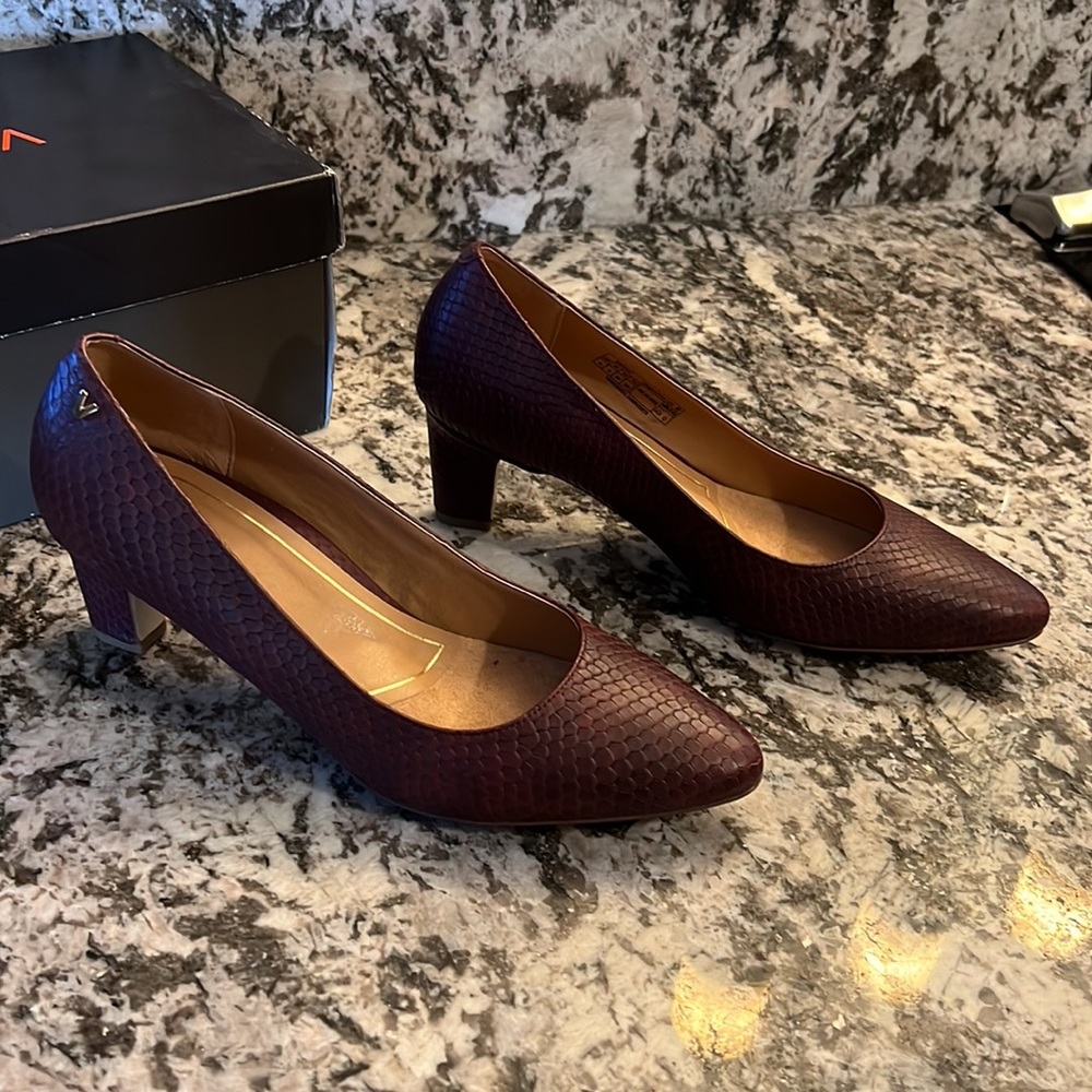 Vionic Women's 8.5 Madison Mia Merlot Snake Embossed Leather Mid-Heel Like New